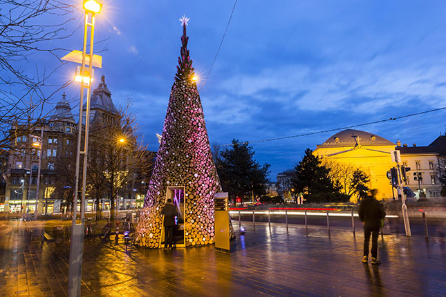 5000 rönk fa – ezekből épült az Erzsébet téren álló karácsonyfa!