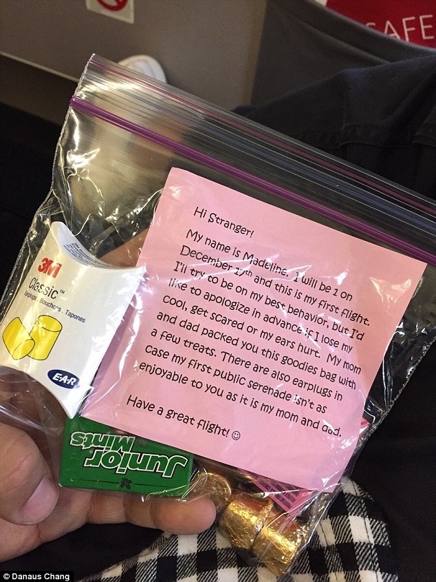 Meglepő ajándékcsomagot kaptak a repülőn az egy éves kislánytól
