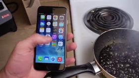 Ez lesz, ha egy iPhone-t forró kólába dobnak! – videó
