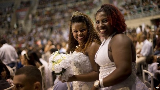 Rio de Janeiro legnagyobb tömeges esküvőjét tartották a hétvégén