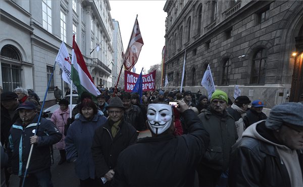 A költségvetés elfogadás ellen tiltakoznak Budapesten