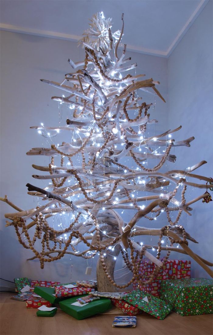 XX-Of-The-Most-Creative-Christmas-Trees-Ever30__700