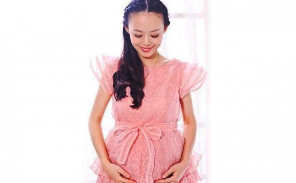Lemondott a kemoterápiáról a kínai műsorvezetőnő, hogy babája élhessen