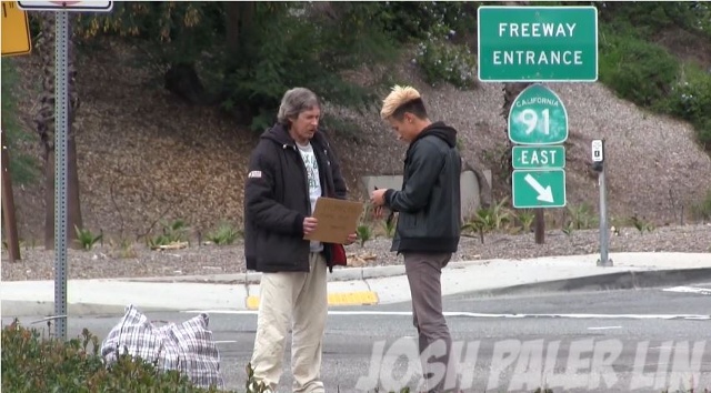 Erre költötte el a hajléktalan férfi a neki adott 100 dollárt! – videó