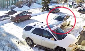 Ekkora kínszenvedés árán állt ki egy kanadai nő a parkolóból! – videó