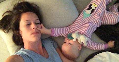Ezért lehetetlen kisbabával együtt aludni – videó