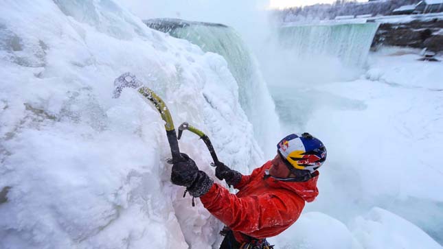 A Niagara befagyott vízesését először mászták meg – videó