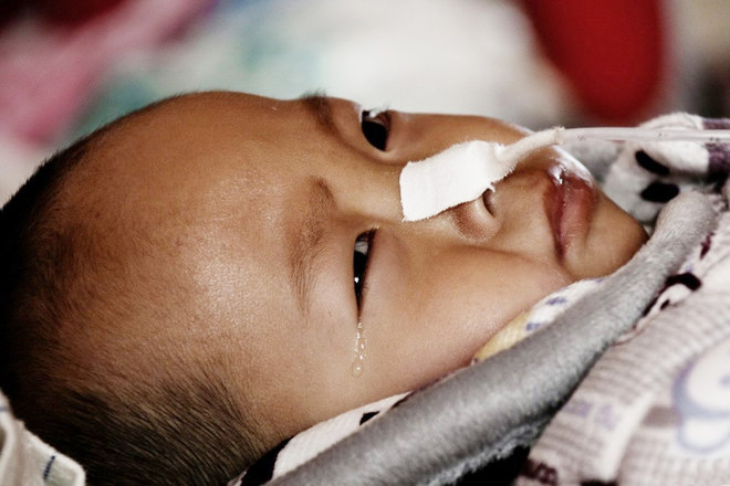 Megrázó - Könyörögnek 1 éves gyerekük haláláért a kínai szülők