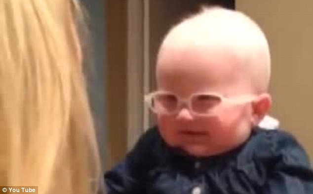 Így reagált a látássérült baba, mikor először látta anyukája arcát! – megható videó