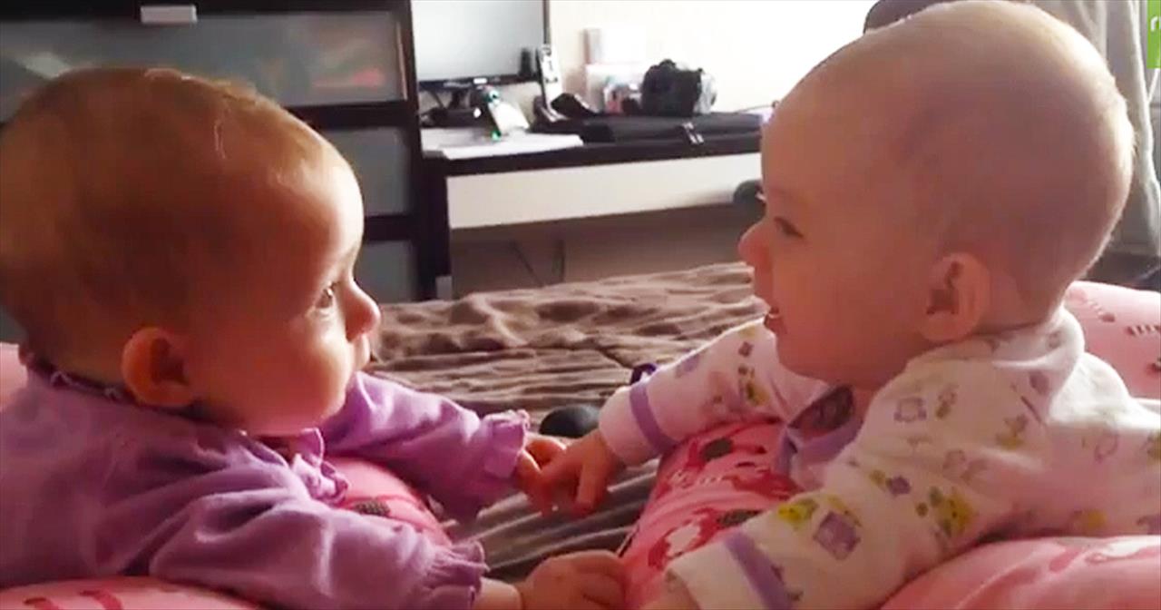 Ilyen, mikor először néz egymás szemébe két ikerbaba!  – videó