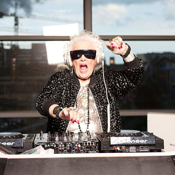 Ruth Flowers a 72 éves DJ