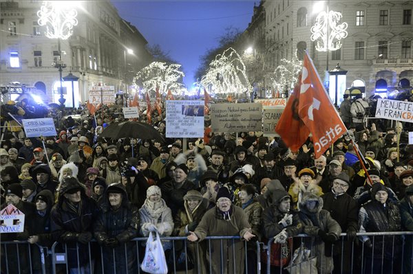 A közállapotok megváltoztatásáért kezdődött tüntetés az Operánál