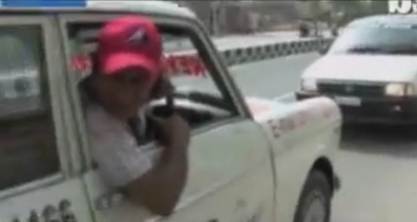 Hihetetlen! 11 éve hátrafelé vezeti taxiját a férfi- videó
