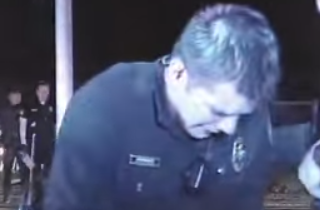 Összeomlott az amerikai rendőr, miután lelőtt egy gyanúsítottat! – megrázó videó