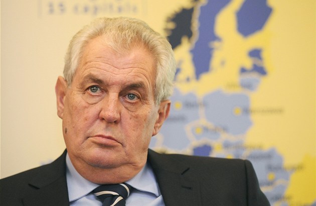 Zeman ismét bírálta a cseh kormányt menekültügyben