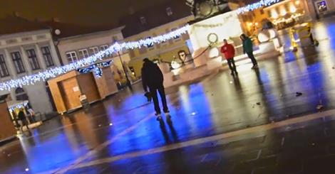 Így jégkorcsolyázott egy fiatalember Egerben, a Dobó István téren – videó