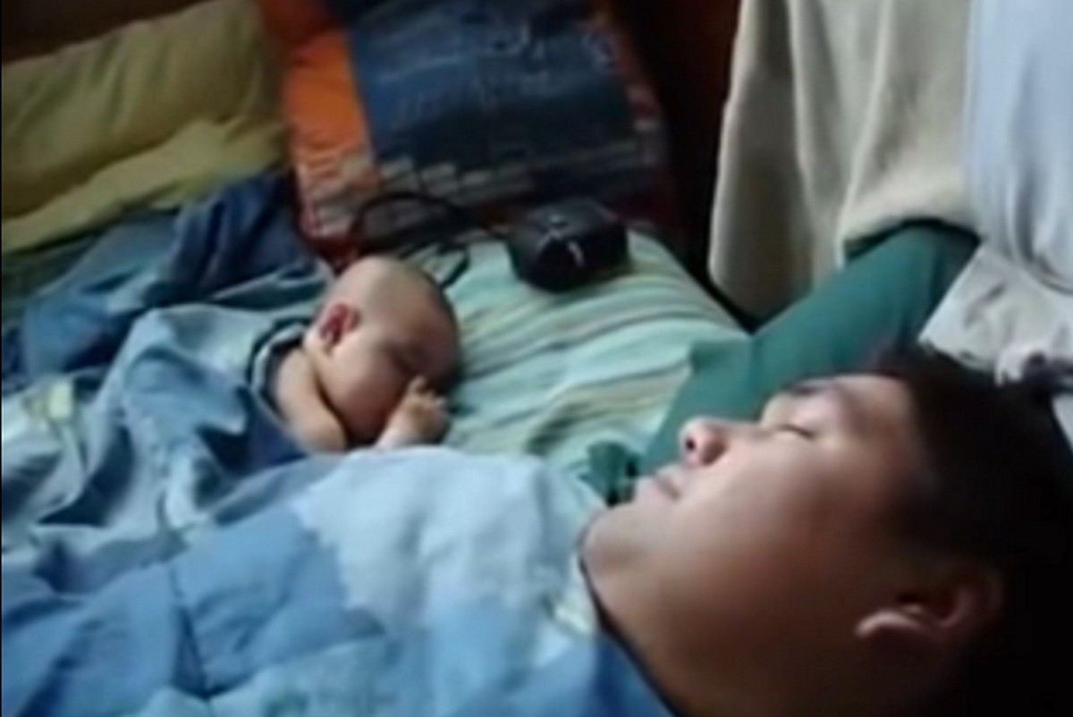 Amikor a horkoló apuka kelti fel az alvó babát- videó