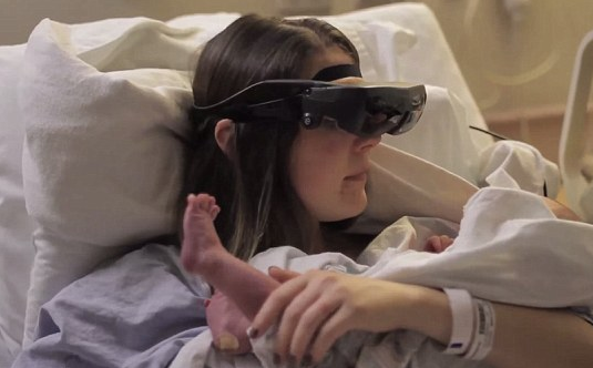 Szívszorító: először látja újszülött kisbabáját a vak édesanya – videó
