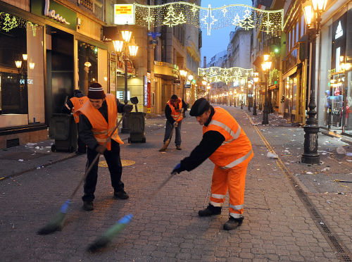 Száz köbméternyi hulladékot takarítottak össze a fővárosi közterületeken szilveszter után