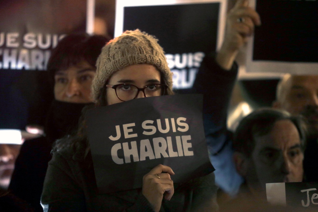 Párizsi vérengzés - Ezrek kezdtek tiltakozni, érkeznek a külföldi vezetők