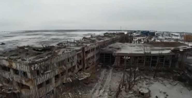 Ukrán válság - Elhagyták a katonák a donyecki repülőtér rommá lőtt terminálját, súlyos merénylet egy trolibusz ellen