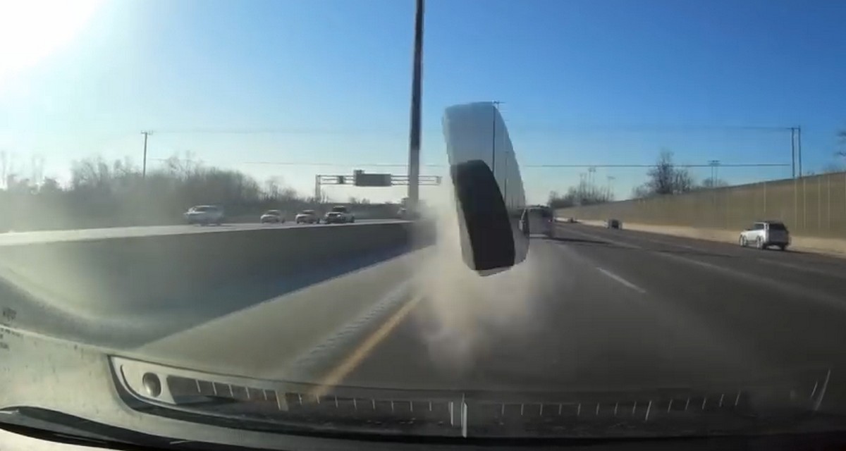Elszabadult kerék törte be az autó szélvédőjét- videó