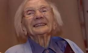 Így vall a hosszú élet titkáról a 109 éves néni! – videó
