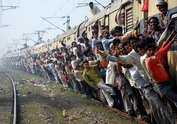 Szerencsétlen kimenetelű selfie a közeledő vonattal a háttérben Indiában