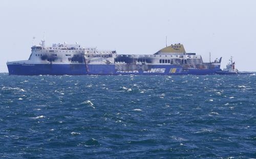 Brindisi kikötőjébe vontatták a kiégett olasz komphajót