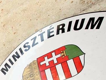 Mennyit keresnek a magyar miniszterek és az államtitkárok?