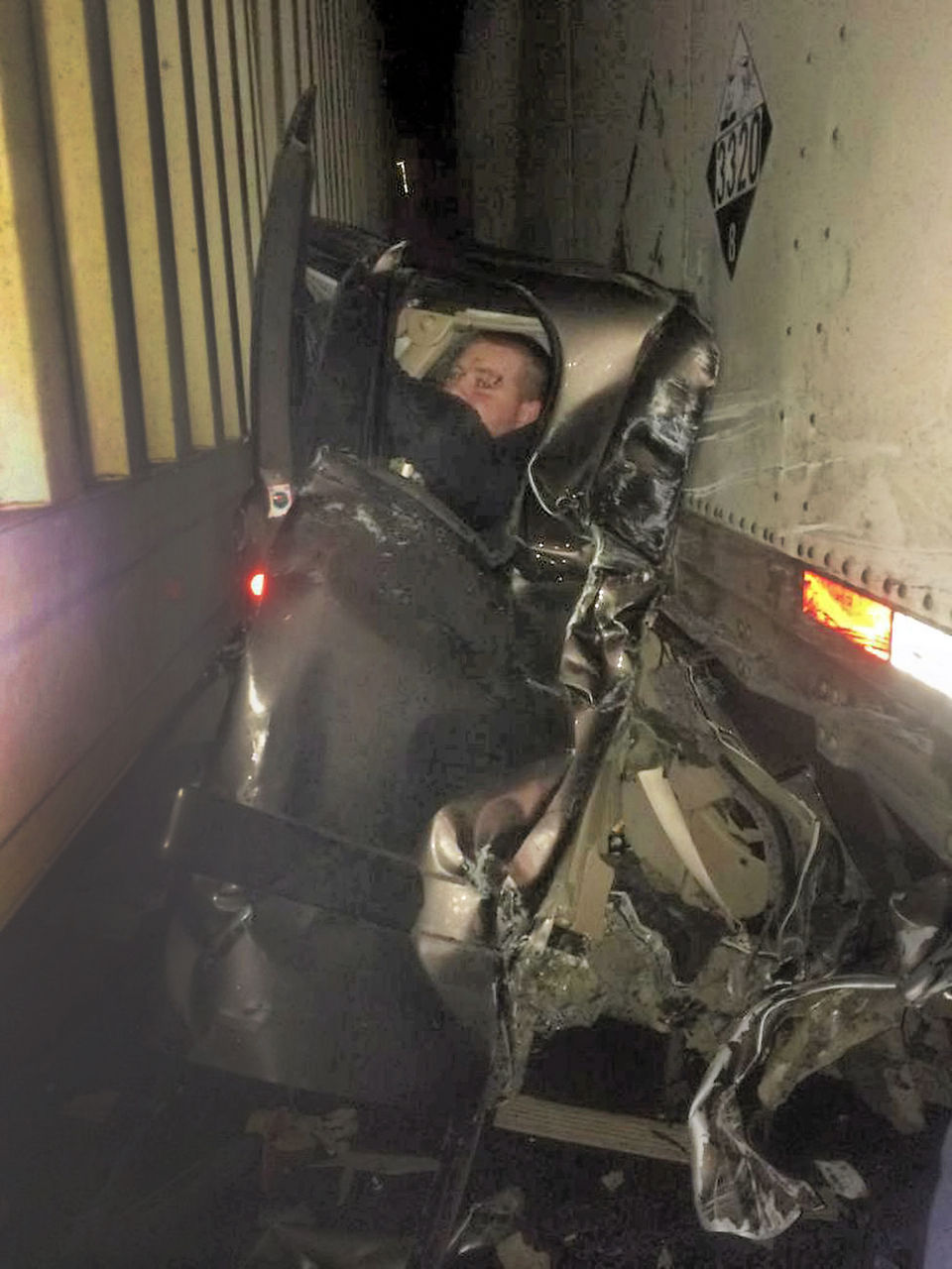 Két kamion satuba szorított egy kisteherautót, vezetője újjászületett!