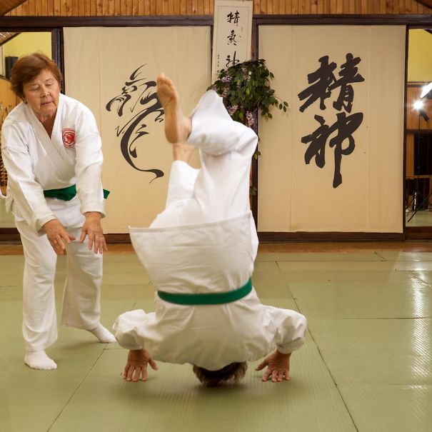 Női aikido csoport, amelynek legfiatalabb tagja 55. a legidősebb 75 éves