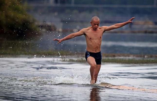 118 métert futott a vízen egy shaolin szerzetes – videó
