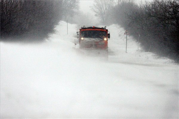 Havazás - Nem közlekedhetnek a teherautók Városlőd és Pápa között az erős hóesés miatt