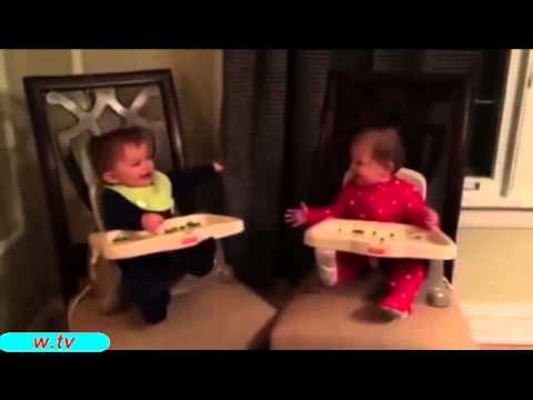 Így élvezik a 9 hónapos ikrek az első bújócskát! -  videó