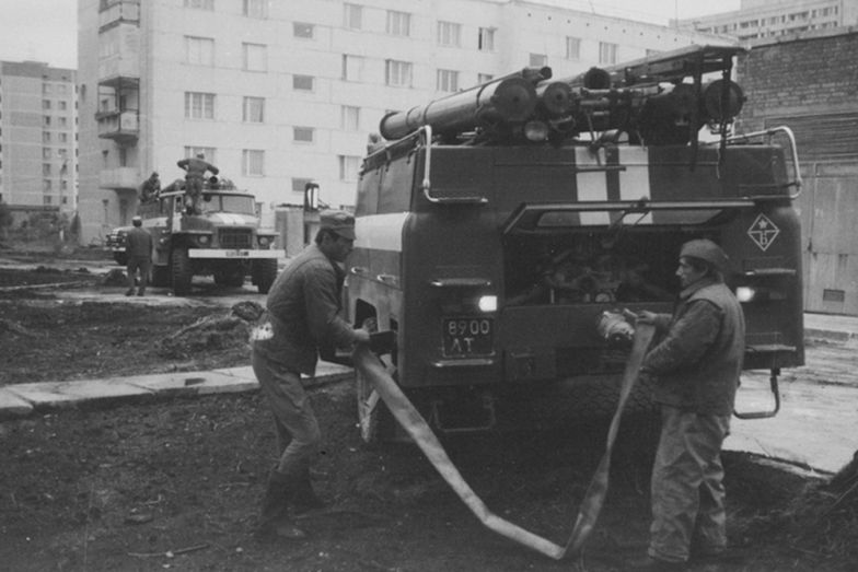 Csernobilban tűzoltókkal mosatták le a radioaktív szennyeződést az épületekről!