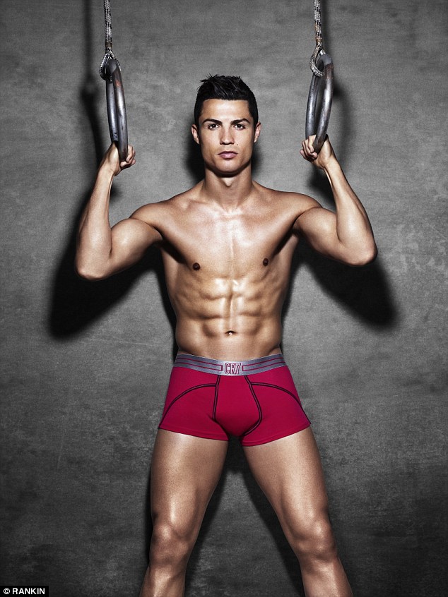 Ronaldo újra szingli és fehérnemű kollekcióját reklámozza