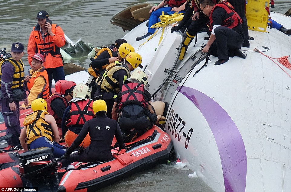25519C3B00000578-2938990-Rescue_personnel_in_a_rubber_dinghy_remove_a_passenger_from_the_-a-12_1423044012329