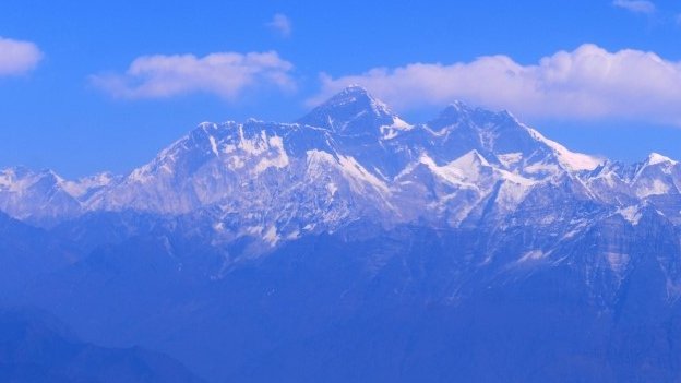 Lavinaveszély miatt változik a Mount Everest csúcsára vezető útvonal