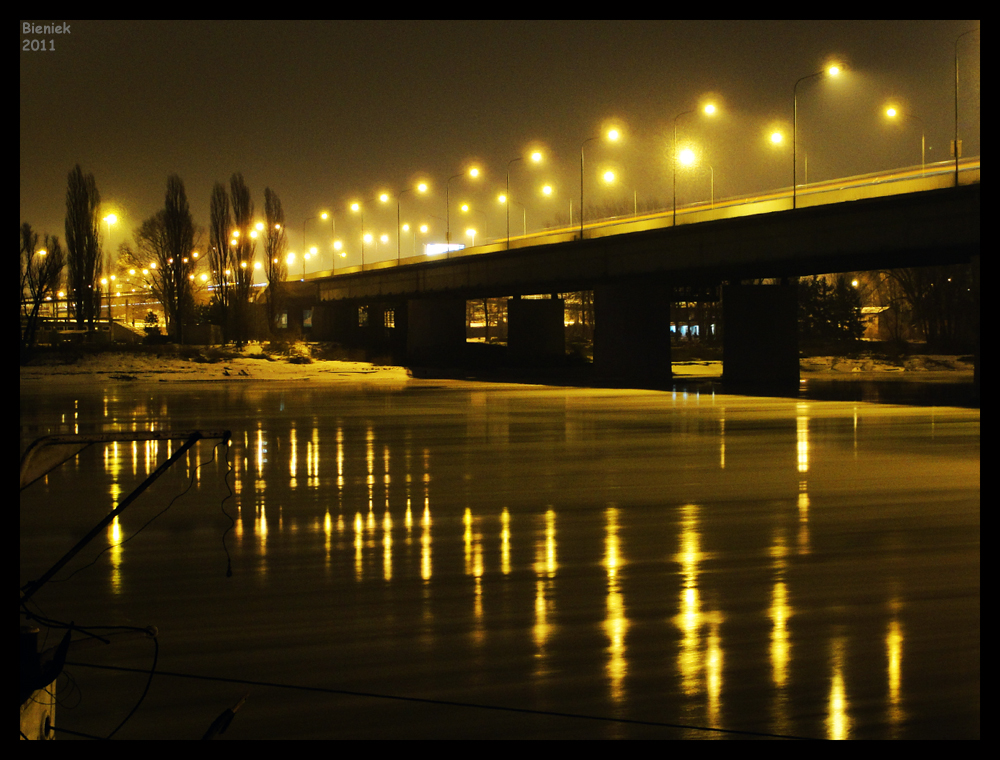 Ég Varsó egyik legforgalmasabb hídja, a Lazienkowski híd