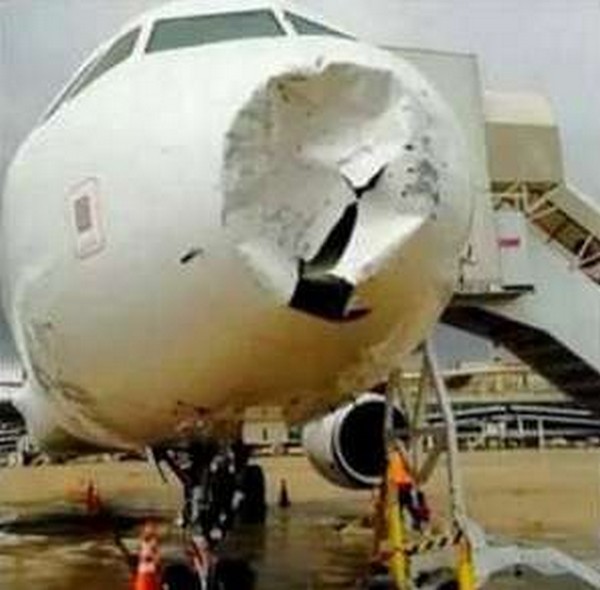 Óriási kárt okozott a jégvihar a repülőgépen- képek