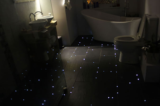 Egy férfi csillagokat hozott a fürdőszobájába egy egyszerű trükkel