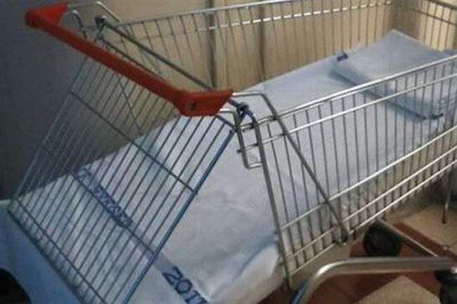 Ilyen bevásárlókocsiban tolják a beteg gyerekeket egy kórházban – fotó