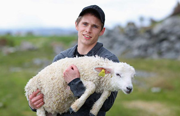 Két norvég férfi kiment egy bárányt a folyóból