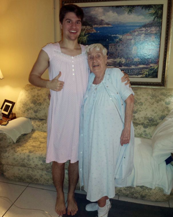 A 84 éves nagymama rosszul szégyellte magát, hogy hálóinget kell viselnie az idősek otthonában, ezért unokája is felvett egyet