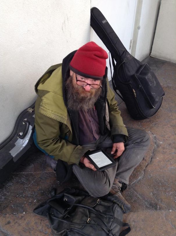 A hajléktalan férfi folyamatosan ugyanazt a könyvet olvasta újra és újra, ezért egy férfi megajándékozta egy e-olvasóval