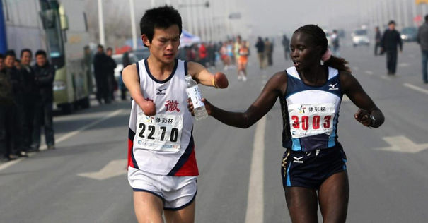 Jacqueline Kiplimo segít egy fogyatékos férfinak a maratonon, amely első helyébe került