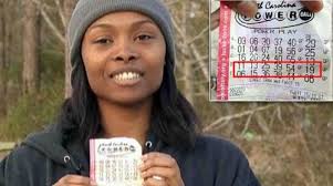 Milliókat nyert a lottón a munkahelyéről elküldött 4 gyerekes anyuka – videó