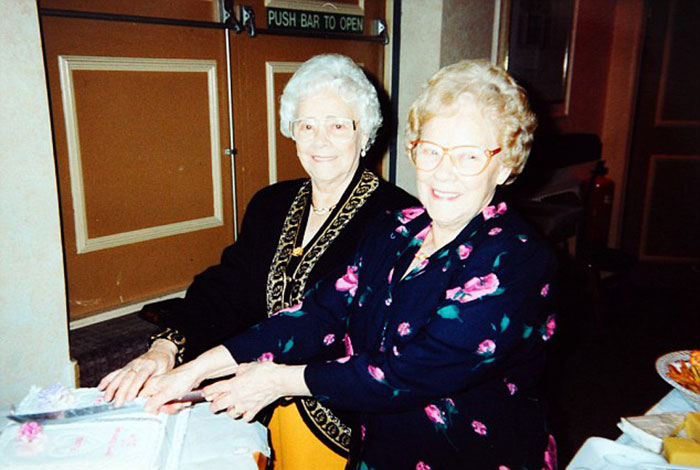 oldest-twin-sisters-103-years-florence-davies-glenys-thomas-16