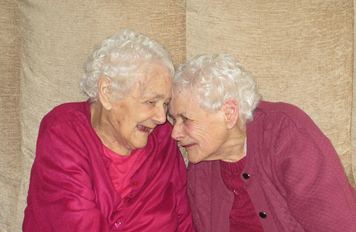 A világ legidősebb ikerpárja 103 éve támogatja egymást